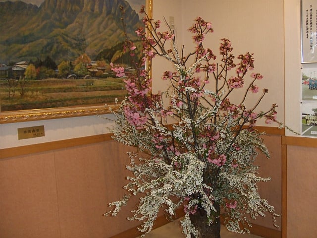 玄関ホールに桜の花を飾りました１